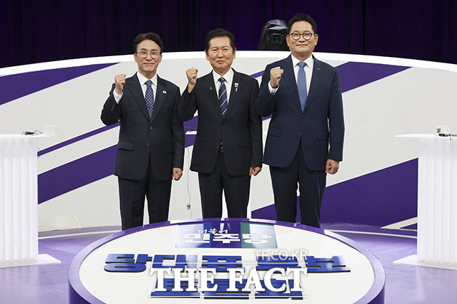 더불어민주당 8·17 전당대회가 1일 충청권 합동연설회를 시작으로 본격 막오른 가운데, 송영길·김민석 당대표 후보는 이재명 대통령을 고리로 정청래 후보에 대한 수위 높은 공세에 나섰다. 정 후보는 자신의 개혁 성향을 내세워 강성 지지층 소구 전략을 이어갔다.사진은 민주당 김민석과 정청래, 송영길 당대표 후보(왼쪽부터)가 지난달 29일 오후 서울 마포구 MBC에서 열린 방송 토론회에서 기념촬영을 하고 있는 모습. /국회사진기자단
