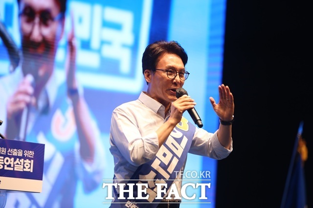 충청에서 정청래 후보에게 밀리지 않는다는 것을 증명한 김민석 후보(사진)는 마찬가지로 정 후보의 지지세가 상당하다고 알려진 영남권 경선에서의 선전도 기대할 수 있게 됐다. 사진은 1일 충북 청주시 CJB미디어센터에서 열린 더불어민주당 당대표·최고위원 충북 합동연설회에서 김 후보가 정견 발표를 하고 있는 모습. /뉴시스