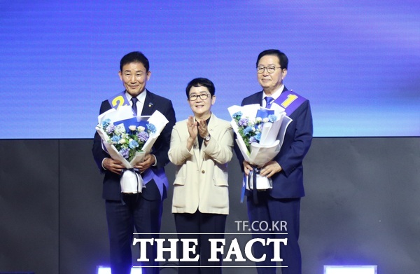 박용갑 민주당 의원(왼쪽)과 박정현 전 대전시당위원장(가운데), 장종태 신임 대전시당위원장이 경선 결과 발표 후 기념 촬영을 하고 있다. /정예준 기자