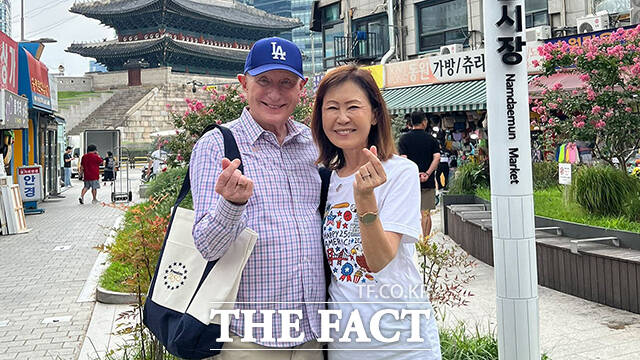스틸 대사(오른쪽)와 남편 숀 스틸 변호사가 서울 남대문을 방문해 손하트 포즈로 기념촬영을 하고 있다.