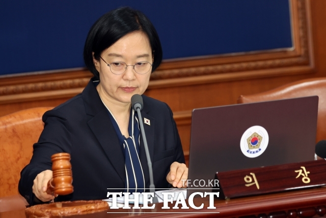 한성숙 국무총리가 지난달 1일 취임 이후 내각 통할의 틀을 점차 잡아가는 양상이다. 한 총리가 공언한 '일만 하는 총리'도 빈말은 아니었다고 한다. 한 총리는 사회 사각지대를 점검하는 등 일주일에 한 번 이상 민생 행보도 챙겼다. /임영무 기자
