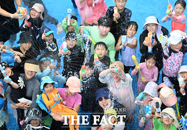 1일 서울 마포구 망원한강공원 내 서울함공원에서 '서울함 워터피크닉'이 열린 가운데, 어린이들이 물놀이를 즐기고 있다. /이새롬 기자