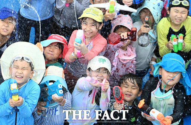 1일 서울 마포구 망원한강공원 내 서울함공원에서 '서울함 워터피크닉'이 열린 가운데, 어린이들이 물놀이를 즐기고 있다. /이새롬 기자