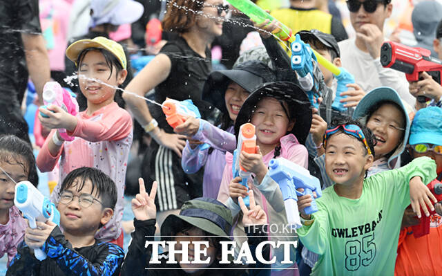 1일 서울 마포구 망원한강공원 내 서울함공원에서 '서울함 워터피크닉'이 열린 가운데, 어린이들이 물놀이를 즐기고 있다. /이새롬 기자