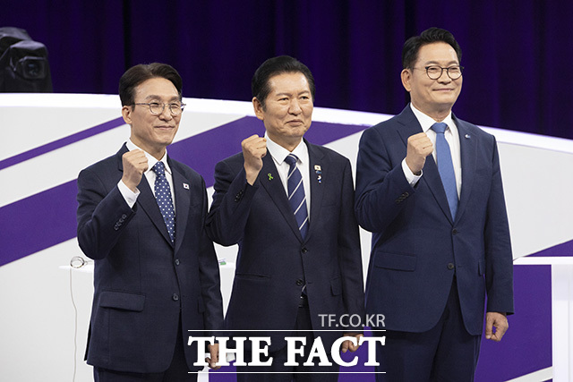 김민석, 정청래, 송영길 더불어민주당 당대표 후보가 지난달 29일 오후 서울 마포구 MBC에서 TV토론회 시작 전 포즈를 취하고 있다. /국회사진기자단