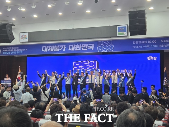 더불어민주당 8·17 전당대회가 1일 충청권 순회경선 일정을 시작으로 본격적인 막을 올렸다. 사진은 민주당 전대 충남 순회경선이 열린 충남도교통연수원에서 당대표 및 최고위원 후보들이 기념촬영을 하고 있는 모습. /이태훈 기자