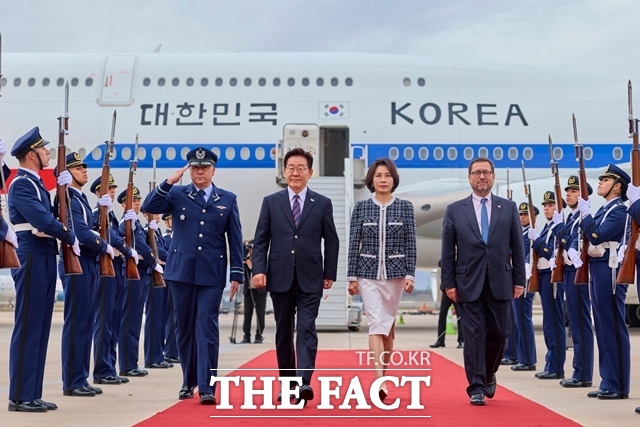 이재명 대통령은 미국·남미 순방 일정을 마무리하고 1일(현지시간) 귀국길에 올라 독일로 향했다. 이 대통령이 29일 칠레 산티아고의 아르투로 메리노 베니테스 공항에 도착해 이동하고 있다. /청와대