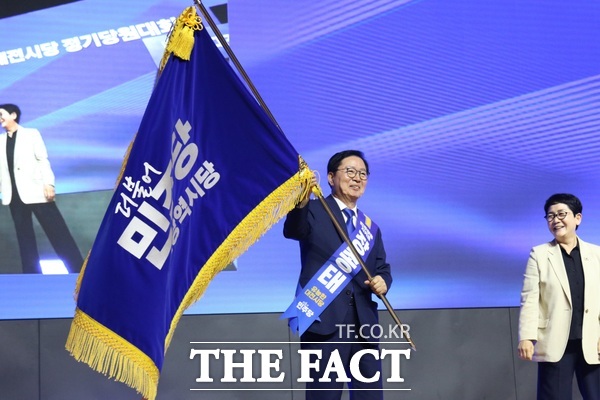 1일 더불어민주당 대전시당위원장으로 당선된 장종태 신임 시당위원장이 박정현 전 민주당 대전시당위원장으로부터 시당기를 전달받았다. /정예준 기자