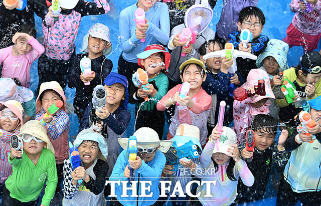 1일 서울 마포구 망원한강공원 내 서울함공원에서 '서울함 워터피크닉'이 열린 가운데, 어린이들이 물놀이를 즐기고 있다. /이새롬 기자