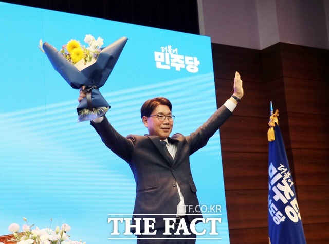 이재관 신임 더불어민주당 충남도당위원장이 1일 충남도 교통연수원에서 열린 민주당 충남도당 제3차 정기 당원대회에서 도당위원장으로 선출된 뒤 꽃다발을 들고 기념 촬영을 하고 있다. /민주당 충남도당