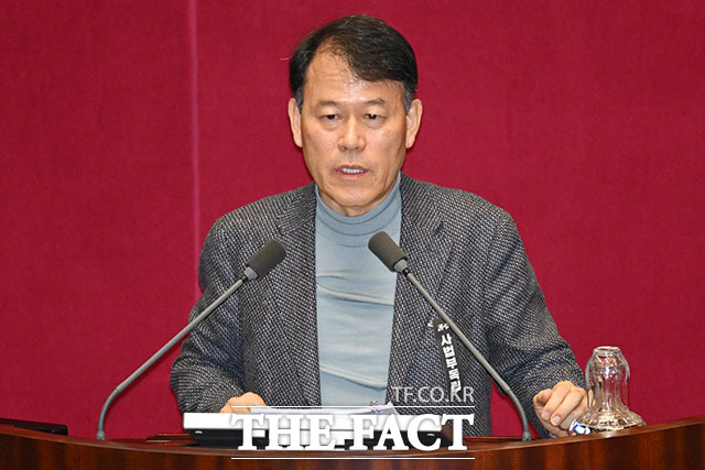 윤한홍 국민의힘 의원이 24일 오후 서울 여의도 국회에서 열린 제432회 국회(임시회) 제8차 본회의에서 상법 일부개정법률안(대안)에 대한 무제한 토론(필리버스터)을 하고 있다./남용희 기