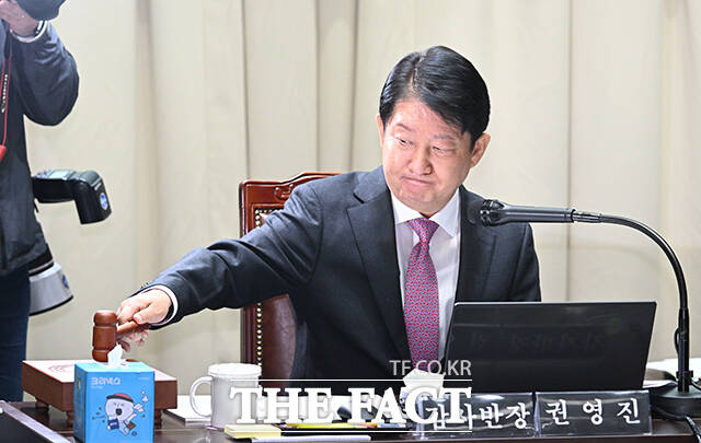 국민의힘 지도부가 정점식 원내대표의 멱살을 잡은 권영진 의원에게 자진 탈당을 권유했으나, 권 의원은