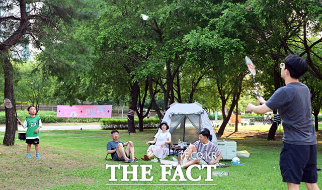 1일 서울 영등포구 여의도 한강공원에서 '한강 밤핑'에 참여한 가족 단위 시민들이 도심 속 캠핑을 즐기고 있다. /이새롬 기자