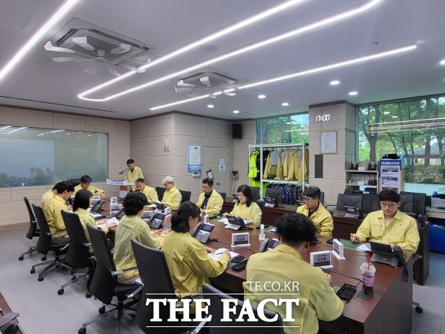 지난달 31일 시흥시청 재난안전상황실에서 열린 폭염-가뭄 대응 추진상황 점검 TF회의에서 관계자들이 분야별 대응 상황을 점검하고 있다. /시흥시