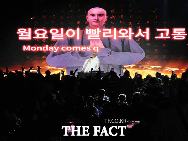 제37회 울릉해변가요제 첫날인 지난달 31일 뉴진 스님으로 맹활약 중인 개그맨 윤성호가 법복을 입고 무대에 올라 디제잉을 선보이고 있다. /독자 제공