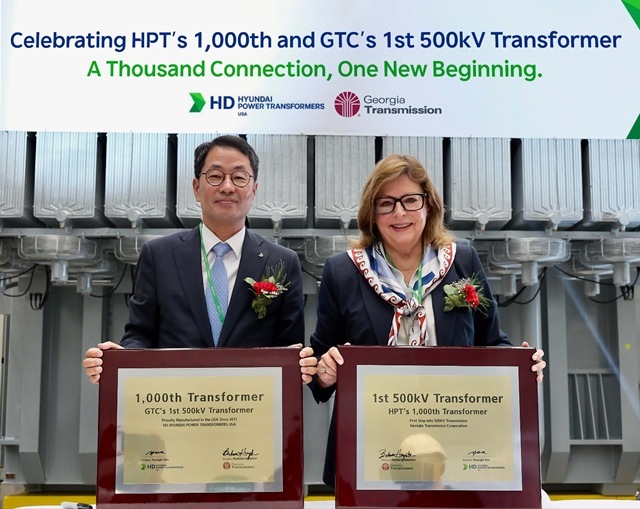 HD현대일렉트릭 북미 생산법인의 1000번째 초고압변압기 생산 기념행사에서 김영기 HD현대일렉트릭 사장(왼쪽)과 바버라 햄튼 조지아 트랜스미션 대표가 기념패를 들고 사진촬영을 하고 있다. /HD현대일렉트릭