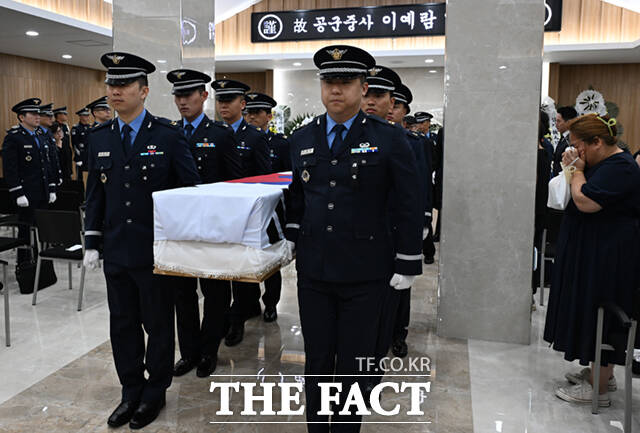 공군 성폭력 피해자인 고 이예람 중사의 피해 사실을 접수하고도 한 달간 상급기관에 보고하지 않은 혐의로 재판에 넘겨진 전 공군본부 양성평등센터장이 대법원에서 무죄를 확정받았다. 이 중사의 영결식과 발인이 지난 2024년 7월 경기 성남시 분당구 국군수도병원 영결식장에서 엄수되고 있다. /이새롬 기자