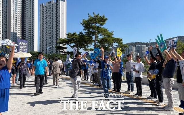 더불어민주당 8·17 전당대회 순회경선이 열린 2일 오전 울산전시컨벤션센터 앞에서 김민석 당대표 후보 지지자들과 정청래 후보 지지자들이 마주보고 응원전을 펼치고 있다. /울산=정채영 기자