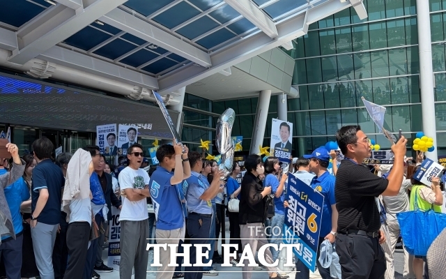더불어민주당 8·17 전당대회 순회경선 2일차인 2일 오후 2시 부산 벡스코 앞에서 당대표 후보자의 지지자들이 피켓을 들고 후보자들의 이름을 외치고 있다. /부산=정채영 기자