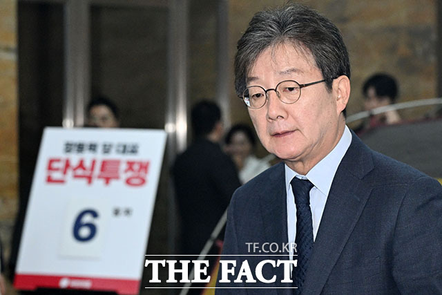 유승민 전 의원이 총선 승리만이 정권을 견제할 수 있는 유일한 방법이라며 국민의힘의 통합과 혁신을 촉구하고 나섰다. 사진은 유승민 전 의원이 1월 20일 오전 서울 여의도 국회 로텐더홀에서 쌍특검 수용을 요구하며 엿새째 단식 농성중인 장동혁 대표를 만난 뒤 취재진의 질문에 답하고 있는 모습이다./국회=남용희 기자