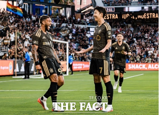 LAFC의 연승행진을 이끌고 있는 손흥민(오른쪽)과 데니스 부앙가./LAFC