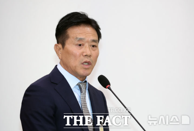 대한축구협회 문진희 심판위원장. 지난달 30일 청문회에서 청문위원들의 질문에 오만한 태도와 발언으로 논란이 됐다./뉴시스