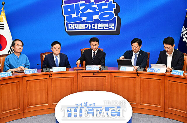 한병도 더불어민주당 대표 직무대행 겸 원내대표가 3일 오전 서울 여의도 국회에서 열린 최고위원회의에 참석해 모두발언을 하고 있다. /국회=배정한 기자