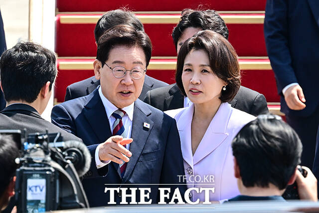 귀국 직후 국내 현안 짚어볼 것으로 알려진 이재명 대통령. 이 대통령이 김 여사와 이야기를 나누고 있다.