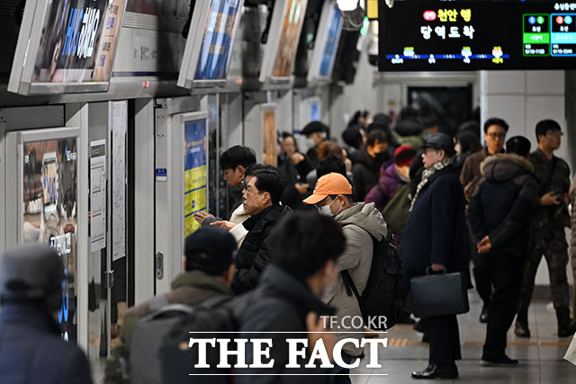 1호선 외대앞역 소요산·연천 양방향 열차가 무정차 통과 및 지연 운행 중이다. 사진은 1호선 서울역 승강장의 모습으로 기사의 특정 사실과 무관함. /더팩트 DB