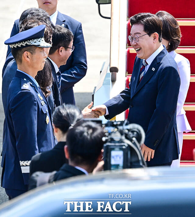 한 직무대행과 인사 후 함박웃음 짓는 이재명 대통령.