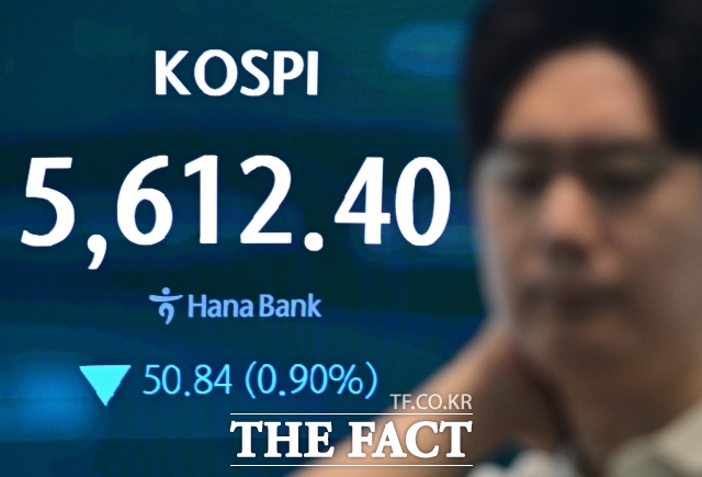 지난달 30일 오전 서울 중구 하나은행 본점 딜링룸 전광판에 코스피가 표시되고 있다. /이새롬 기자