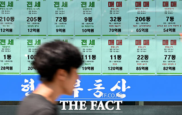 정부의 세제개편안 발표를 앞둔 3일 오전 서울 강남구 부동산 공인중개사 사무소 앞에 매물 정보가 게시돼 있다. /박상민 기자