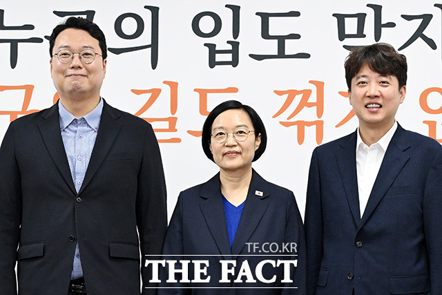 개혁신당이 3일 이재명 대통령에게 검찰의 보완수사권 폐지를 골자로 하는 형사소송법 개정안에 거부권을 행사할 것을 촉구했다. 사진은 천하람 개혁신당 원내대표와 한성숙 국무총리, 이준석 개혁신당 대표(왼쪽부터)가 10일 오전 서울 여의도 국회에서 만나 기념촬영을 하는 모습. /남용희 기자
