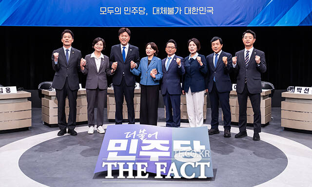 임미애, 김용, 김영호, 한민수, 최민희, 이성윤, 박선원, 서미화 더불어민주당 최고위원 후보(왼쪽부터)가 토론 준비를 하고 있다.