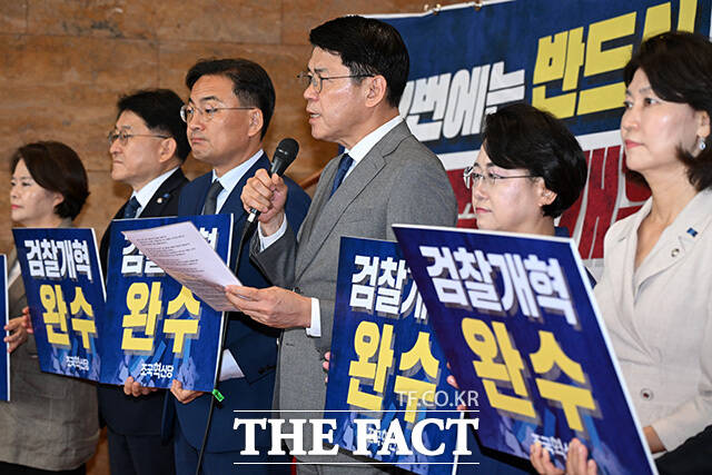 혁신당은 창당 당시 핵심 의제였던, 이른바 '검찰개혁' 이후 새로운 정체성을 새로 설정해야 한다는 과제에 직면했다. 사진은 김준형 조국혁신당 원내대표가 28일 서울 여의도 국회에서 열린 의원총회에서 모두발언을 하는 모습. /남용희 기자