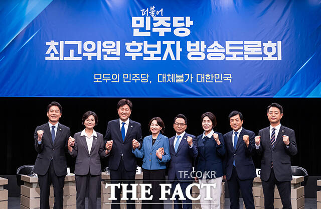 임미애, 김용, 김영호, 한민수, 최민희, 이성윤, 박선원, 서미화 더불어민주당 최고위원 후보(왼쪽부터)가 토론 준비를 하고 있다.