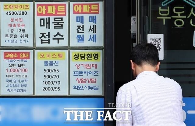 부동산 플랫폼 직방에 따르면 8월 전국 아파트 분양 예정 물량은 33개 단지·총 2만8015가구로 집계됐다. /뉴시스