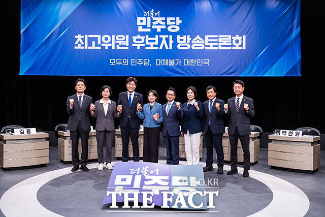 한민수, 임미애, 김용, 서미화, 박선원, 최민희, 이성윤, 김영호 더불어민주당 최고위원 후보(왼쪽부터)가 3일 오후 경기 부천시 OBS경인TV에서 열린 방송토론회에 앞서 포즈를 취하고 있다. /국회사진기자단