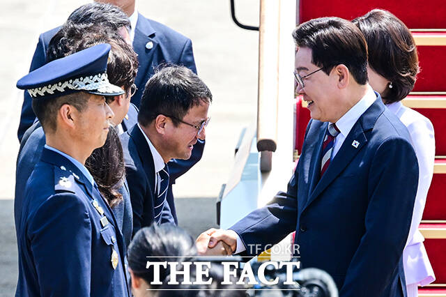 이재명 대통령이 3일 오전 미국·남미 순방을 마친 후 경기 성남시 서울공항에 도착해 마중 나온 한병도 더불어민주당 대표 직무대행 겸 원내대표(왼쪽)와 인사하고 있다. /서울공항=남윤호 기자