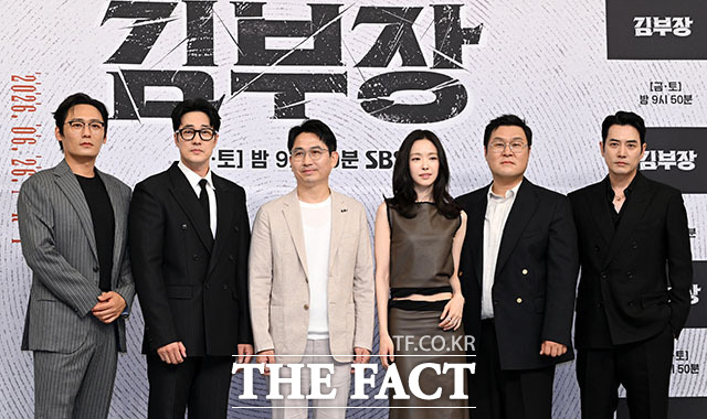 이승영 감독(왼쪽에서 세 번째)은