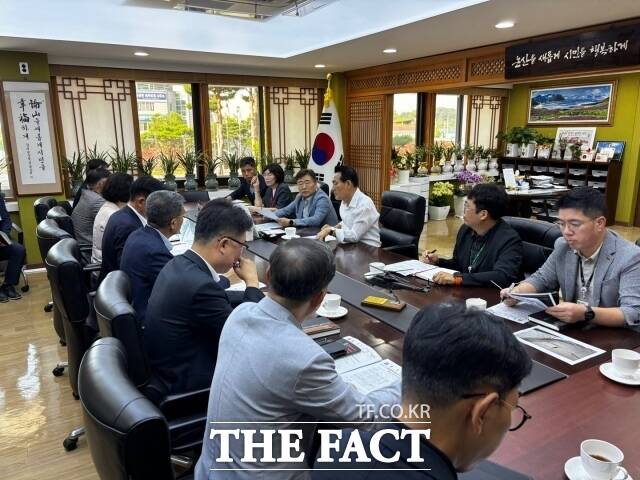 논산시가 3일 시청에서 연무읍 시민행복채움센터 천장 일부 붕괴 사고와 관련해 긴급회의를 열고 있다. /논산시