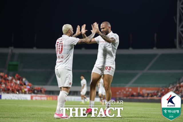 부천FC 가브리엘이 1일 열린 K리그 강원FC와의 원정경기 후반 팀의 세번째 골을 터뜨린 뒤 팀동료인 바사니와 기쁨의 하이파이브를 하고 있다./ 강릉=K리그