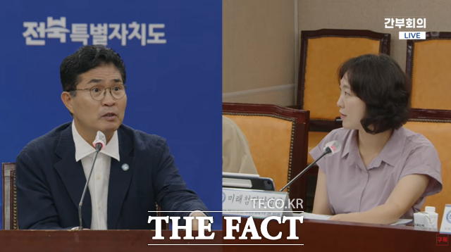 3일 전북도청 종합상황실에서 민선9기 1호 결재 간부회의 생중계가 진행된 가운데 이원택 전북도지사(왼쪽)가 양선화 전북도 미래첨단산업국장에게 업무 보고를 받고 지시하는 모습이 SNS에서 공개되고 있다. /전북도