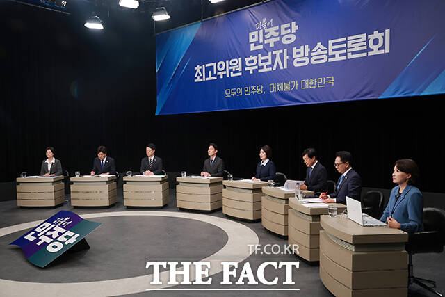 임미애, 김용, 김영호, 한민수, 최민희, 이성윤, 박선원, 서미화 더불어민주당 최고위원 후보(왼쪽부터)가 토론 준비를 하고 있다.