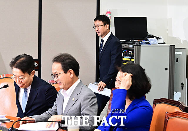 한병도 더불어민주당 대표 직무대행 겸 원내대표가 3일 오전 서울 여의도 국회에서 열린 최고위원회의에 참석해 모두발언을 하고 있다. /국회=배정한 기자