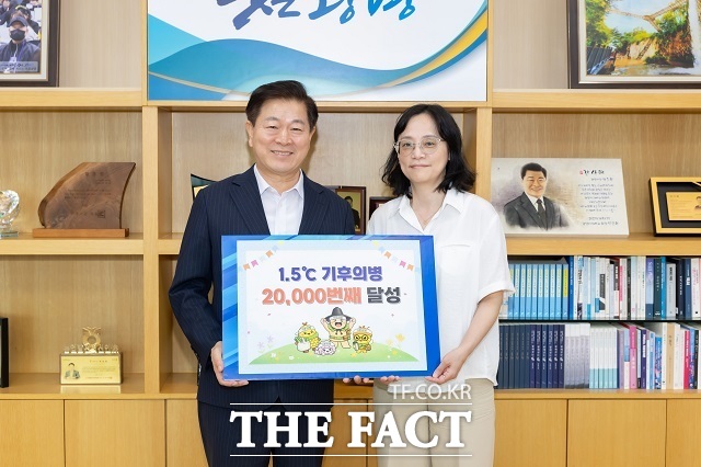박승원 광명시장(왼쪽)이 3일 오전 시장실에서 2만 번째 기후의병 가입자인 박현주 씨와 기념사진을 촬영하고 있다. /광명시