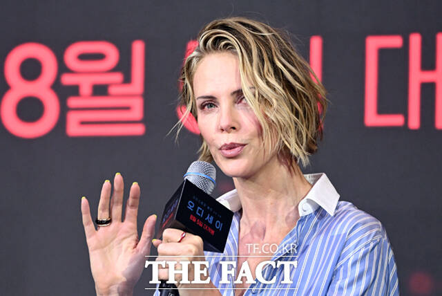 할리우드 배우 샤를리즈 테론이 3일 서울 광화문 포시즌스 호텔 서울에서 열린 영화 '오디세이' 내한 기자간담회에 참석해 포즈를 취하고 있다. /이새롬 기자