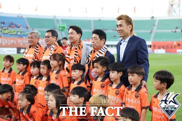 김병진 강원FC 대표(뒷줄 맨오른쪽)가 2023년 7월 강릉종합운동장에서 열린 K리그1 홈경기에 앞서 당시 김진태 구단주 등과 기념촬영하고 있다./K리그