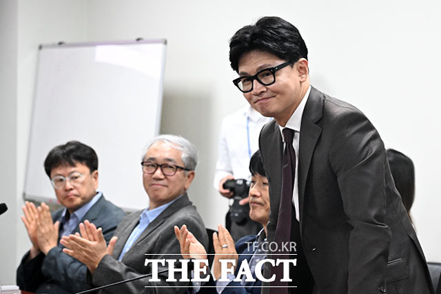 당 안팎에서는 한 의원이 당내 의원들과는 물밑 접촉을 지속하는 한편, 밖으로는 정치개혁 의제를 연이어 던지며 복당 명분과 정치적 존재감을 동시에 키워갈 것이라는 전망이 나온다./서예원 기자