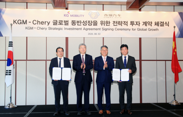 KG모빌리티(KGM)와 중국 체리자동차가 전략적 투자 계약을 체결했다. 사진은 왼쪽부터 체리자동차 장귀빙 사장, 체리자동차 인퉁웨 회장, KGM 곽재선 회장, KGM 황기영 대표이사 / KGM